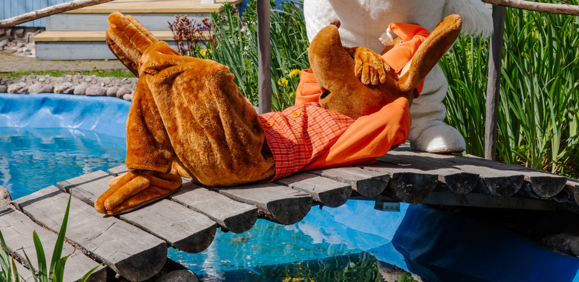 Nipsu makaa Muumitalon sillalla.