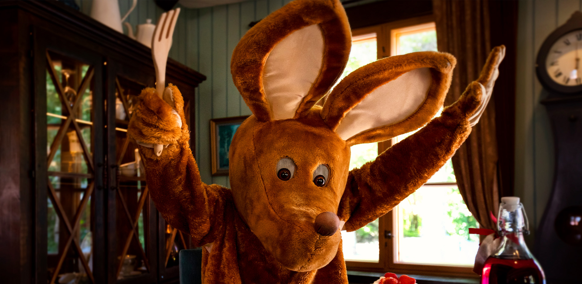 Nipsu nauttii pannukakkuja ja on iloinen.