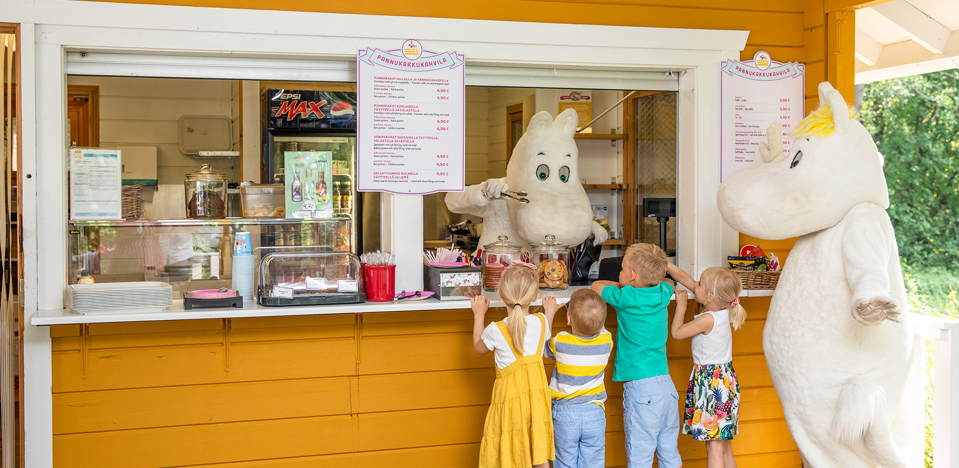 Muumimamma, Niiskuneiti ja lapset nauttivat herkkuja Rantakahvilla.