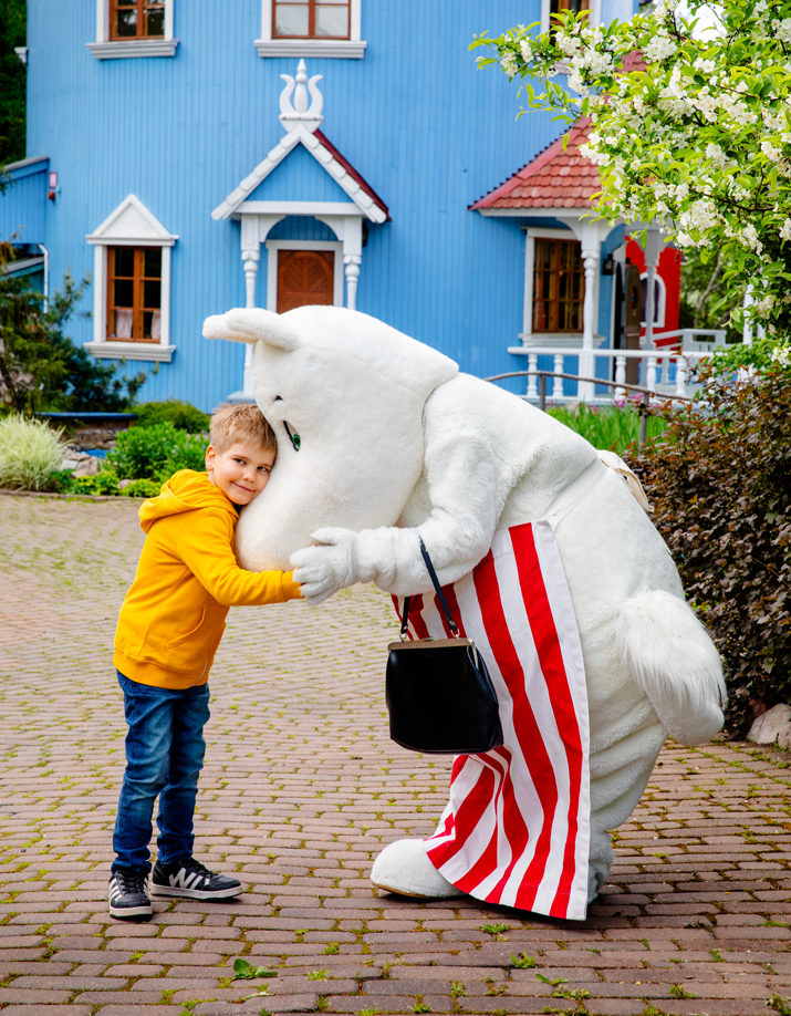 Kuvassa Muumimamma ja lapsi halaavat